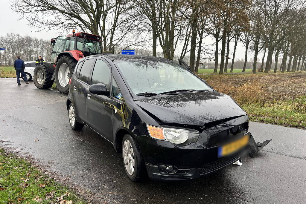Auto totall loss na aanrijding met tractor
