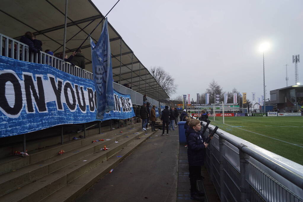 Groot aantal jeugdleden juichen luid voor SV Spakenburg