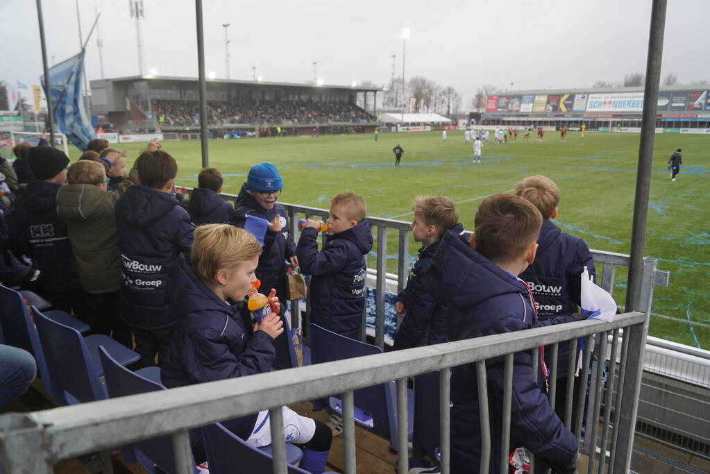 Groot aantal jeugdleden juichen luid voor SV Spakenburg