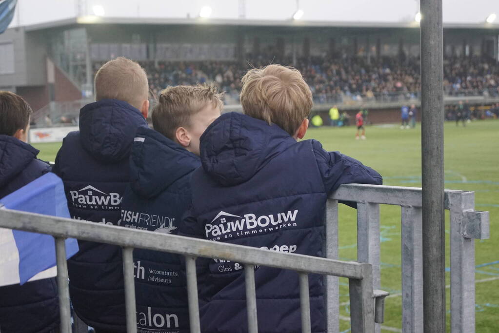 Groot aantal jeugdleden juichen luid voor SV Spakenburg