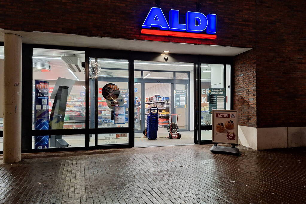 Brandweer ventileert winkel na rookontwikkeling door vuurwerk