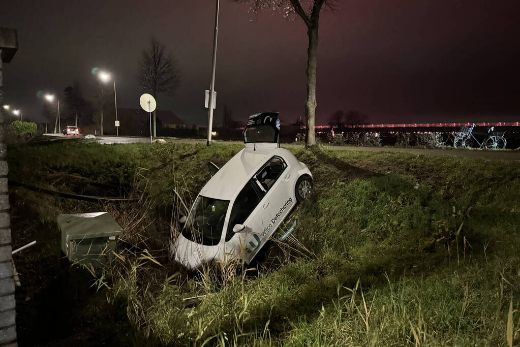Automobilist belandt in sloot