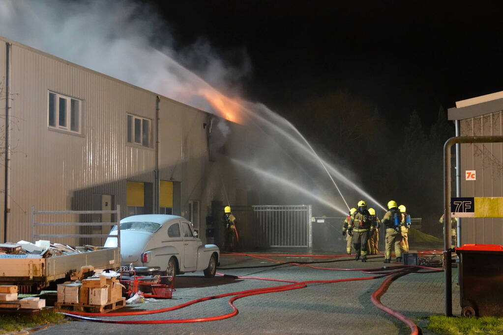 Grote schade door uitslaande brand in bedrijfspand