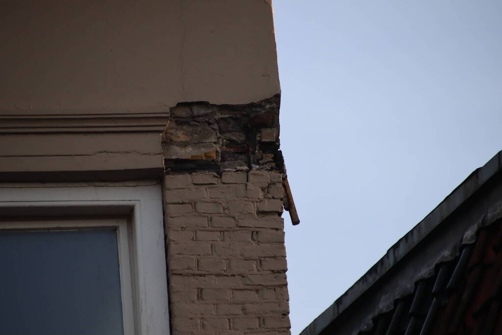 Stuk van gevel breekt af