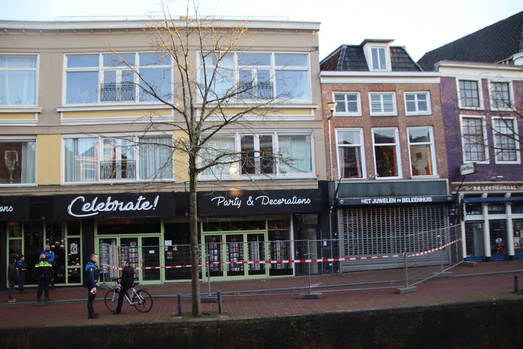 Stuk van gevel breekt af