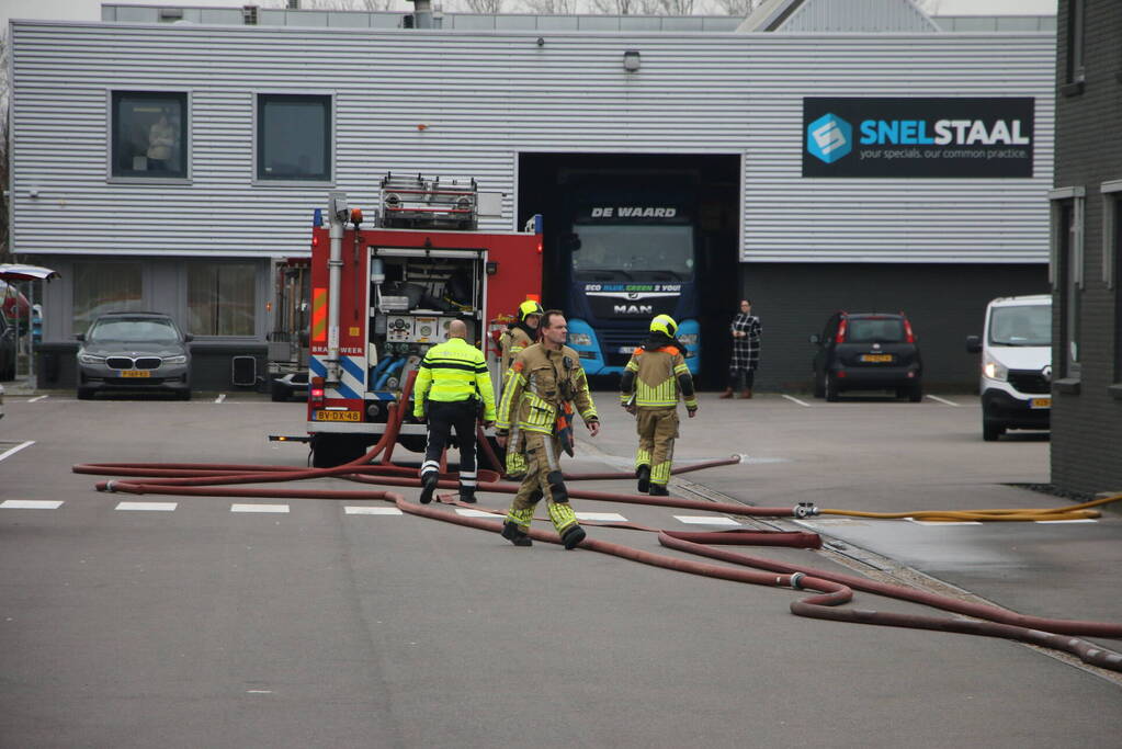 Brandweer blust brand in DHL pand