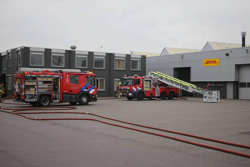 Brandweer blust brand in DHL pand