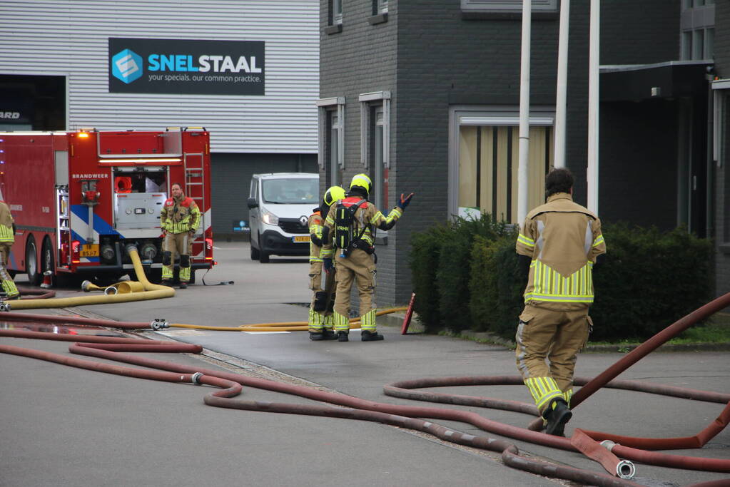 Brandweer blust brand in DHL pand