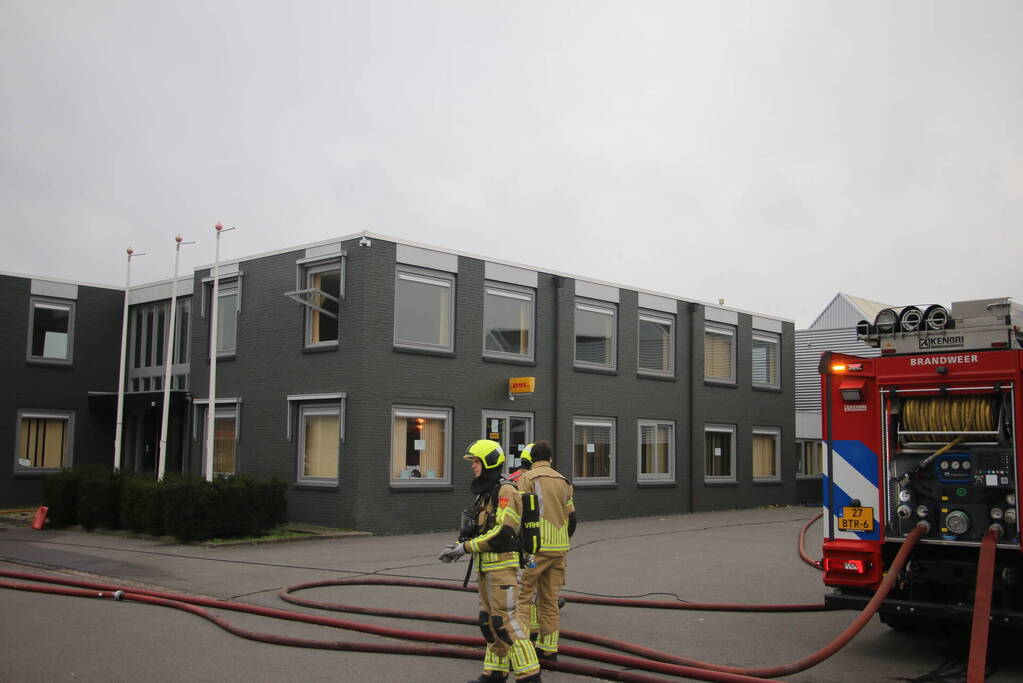Brandweer blust brand in DHL pand