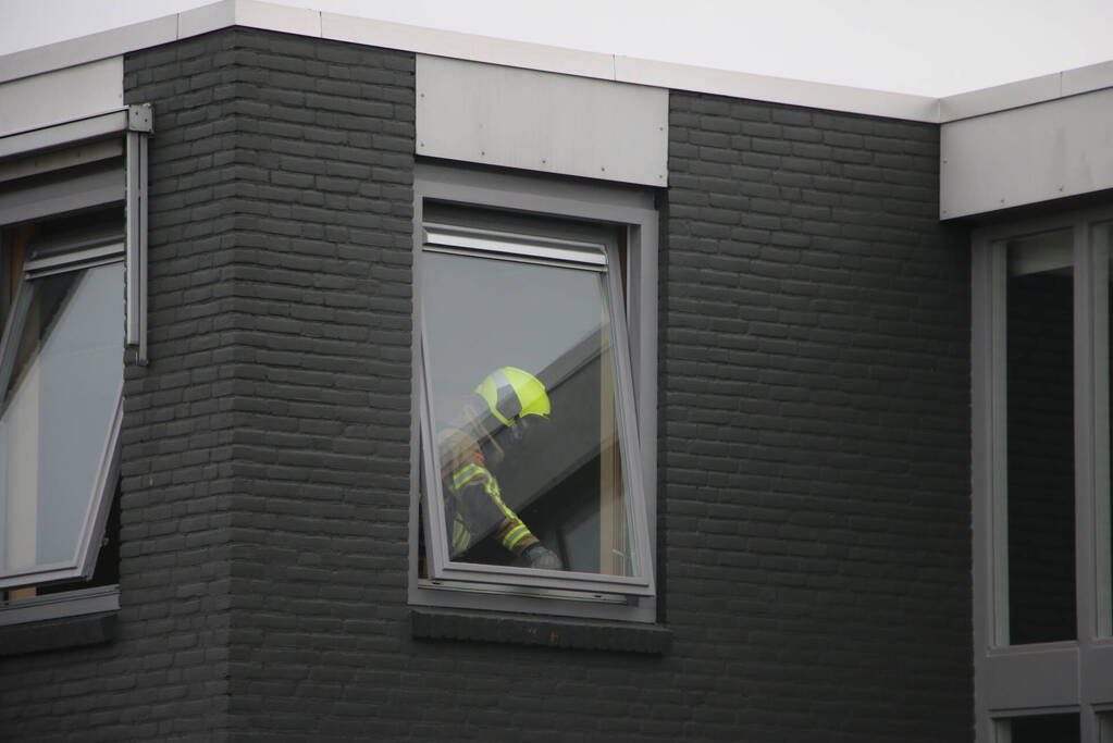 Brandweer blust brand in DHL pand