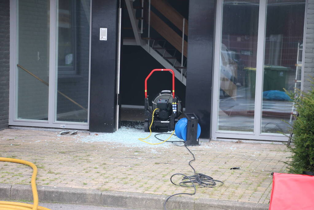 Brandweer blust brand in DHL pand