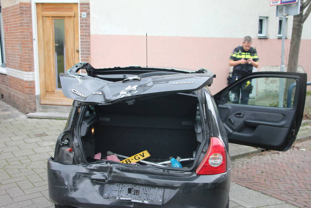 Auto knalt tegen woning na aanrijding