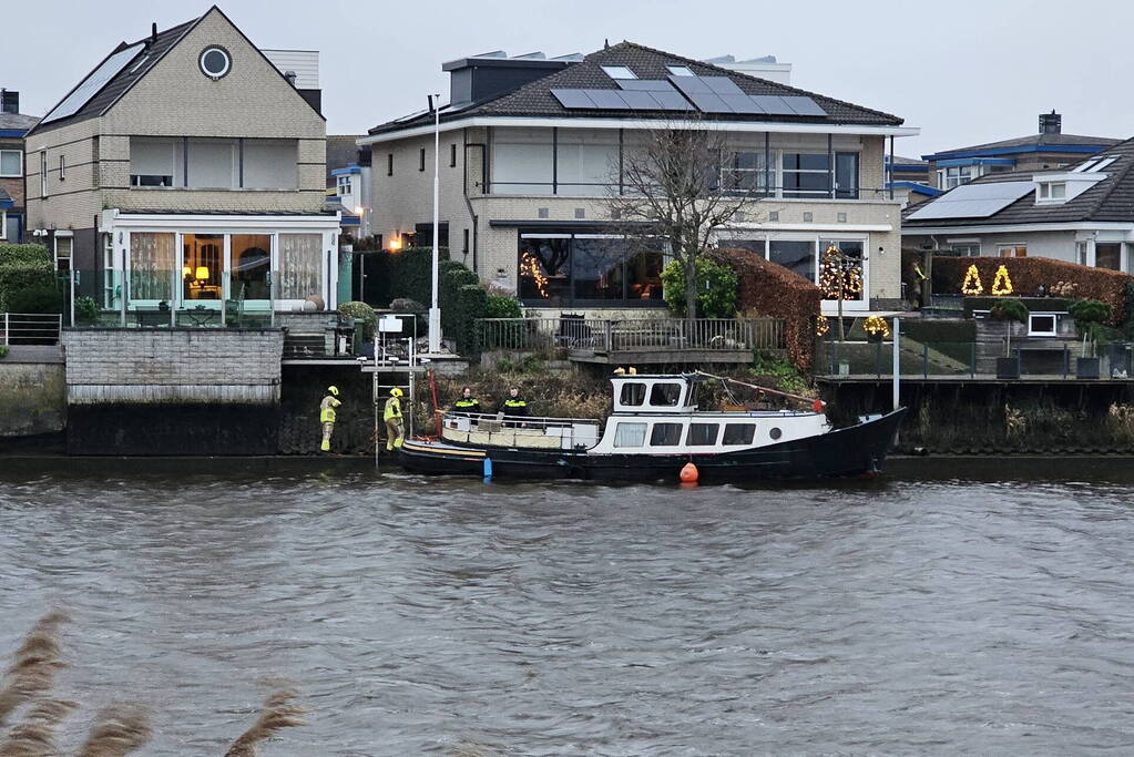 Boot stuurloos geraakt tijdens het varen