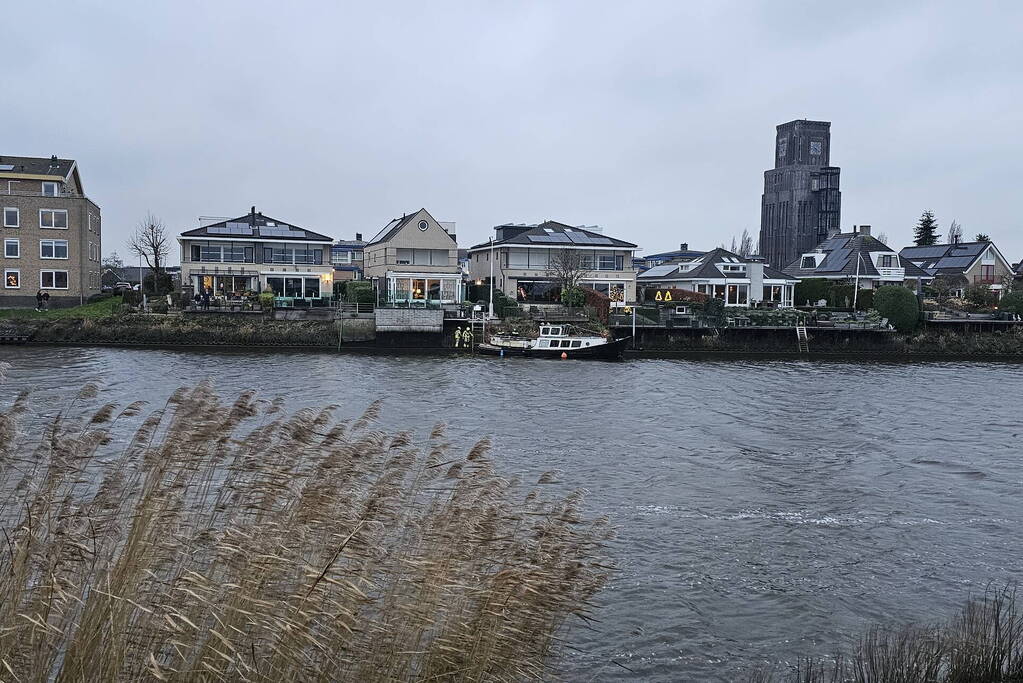 Boot stuurloos geraakt tijdens het varen