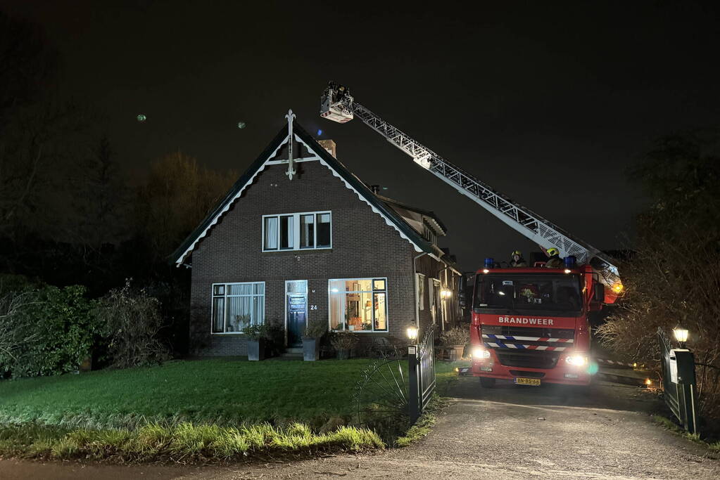 Brandweer veegt schoorsteen na schoorsteenbrand