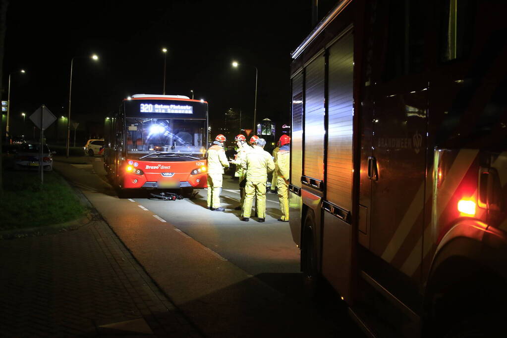 Fietser komt onder lijnbus terecht