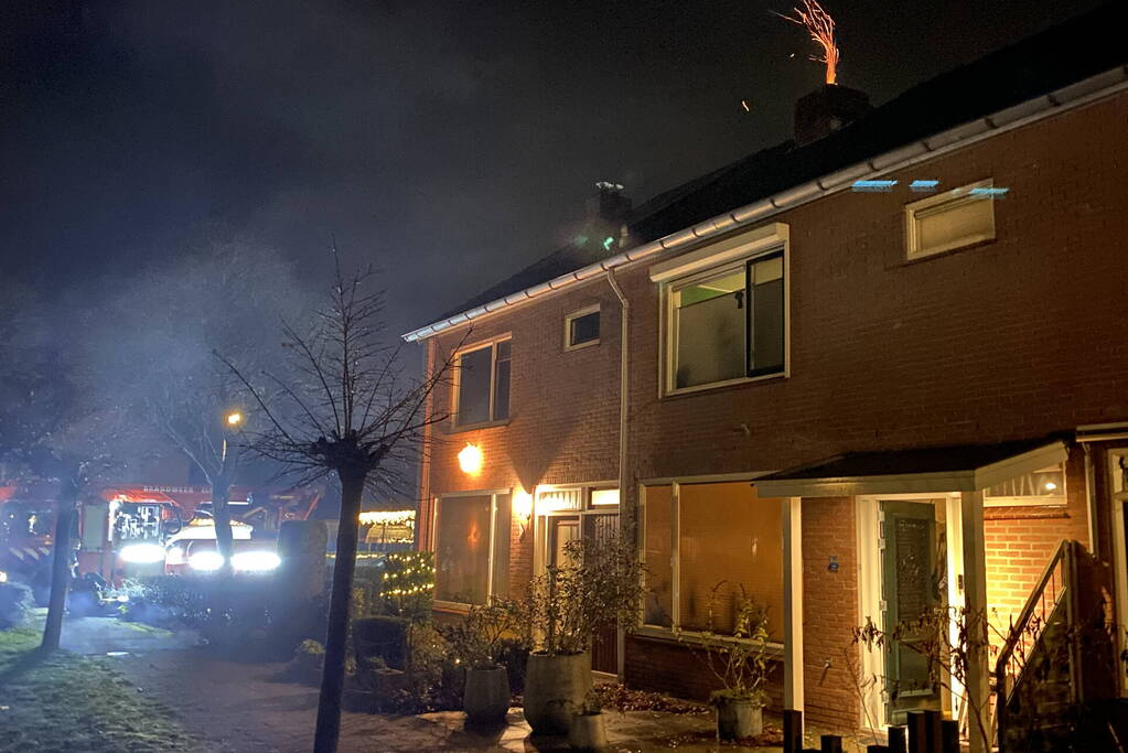Brandweer dooft schoorsteenbrand