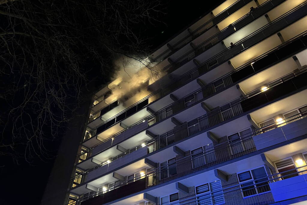 Veel rookontwikkeling bij grote brand in flatwoning