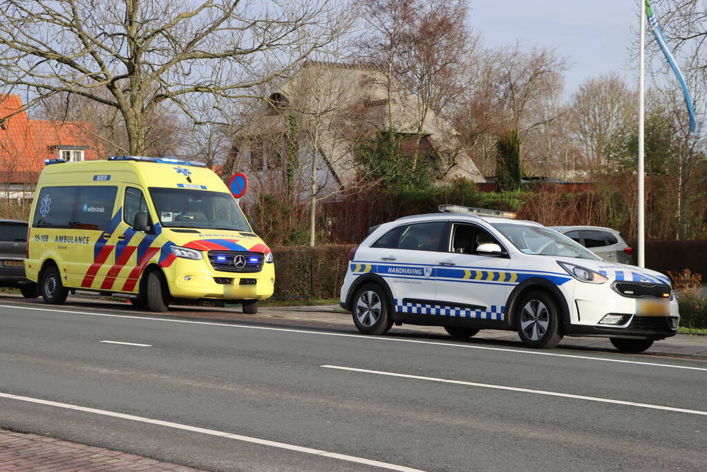 Personenauto klapt achterop bakwagen
