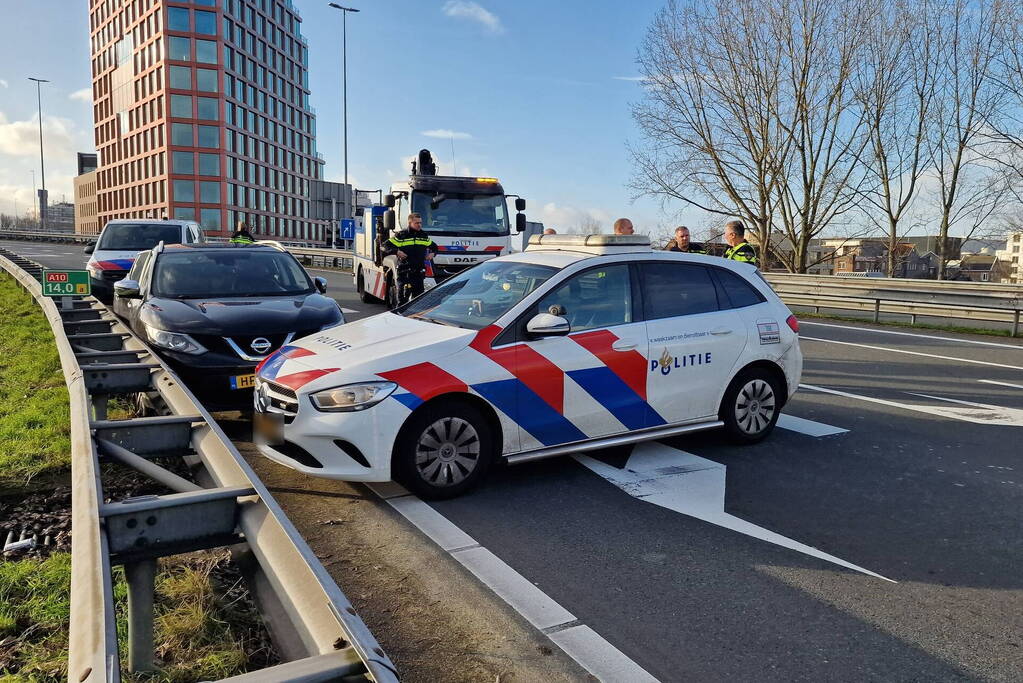 Politie zet auto klem op snelweg na achtervolging