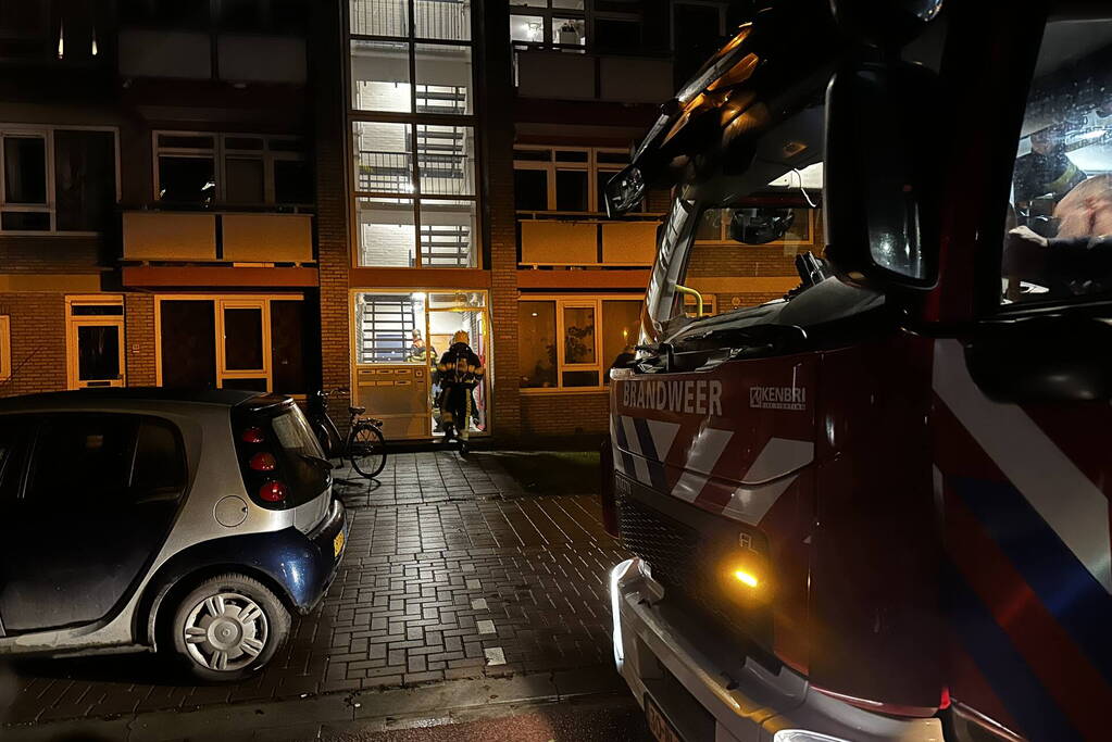Brandweer onderzoekt vreemde lucht in flat