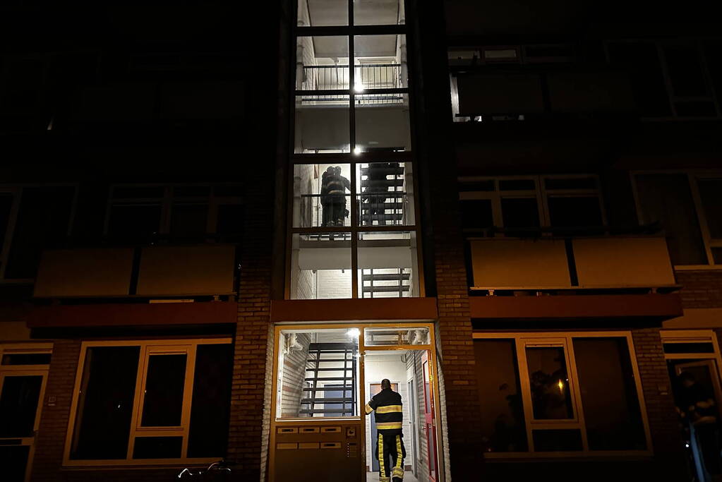 Brandweer onderzoekt vreemde lucht in flat