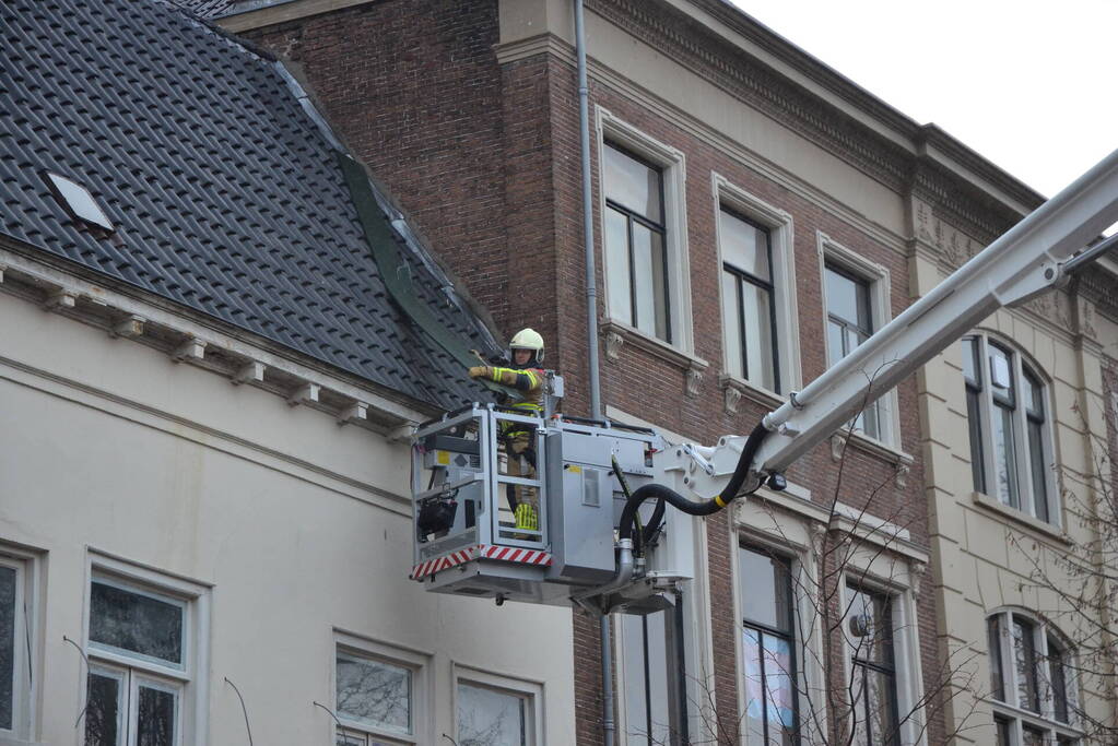 Dakrand dreigt te vallen door storm