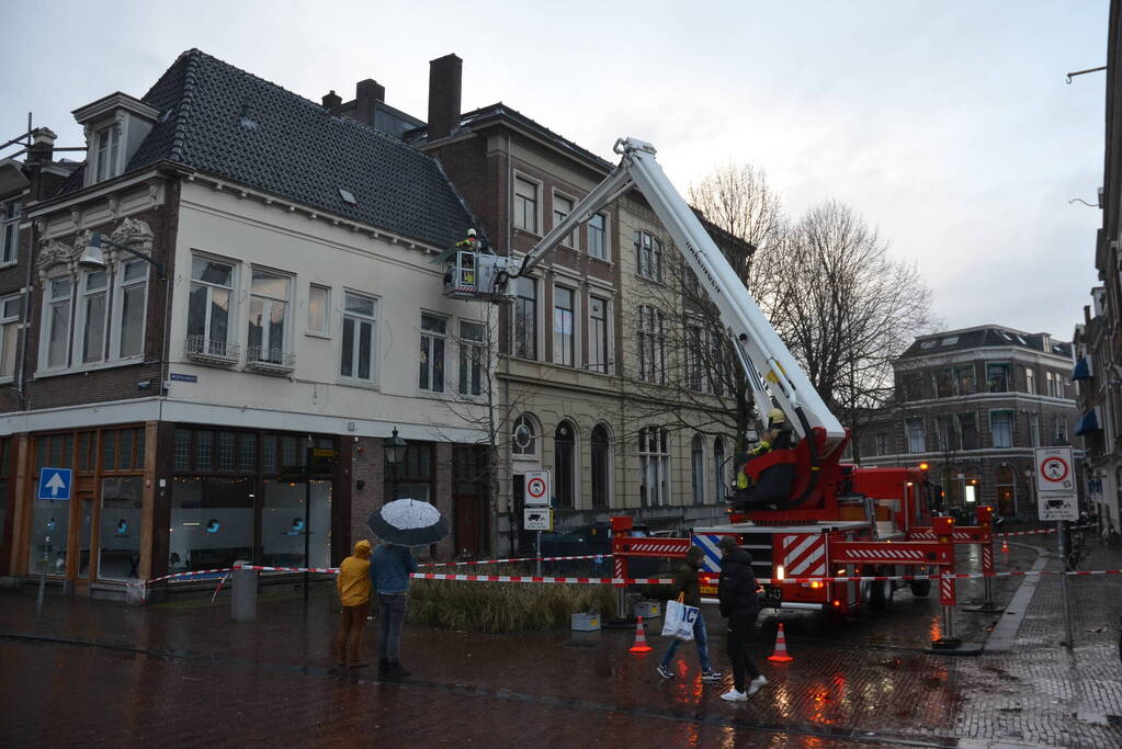 Dakrand dreigt te vallen door storm