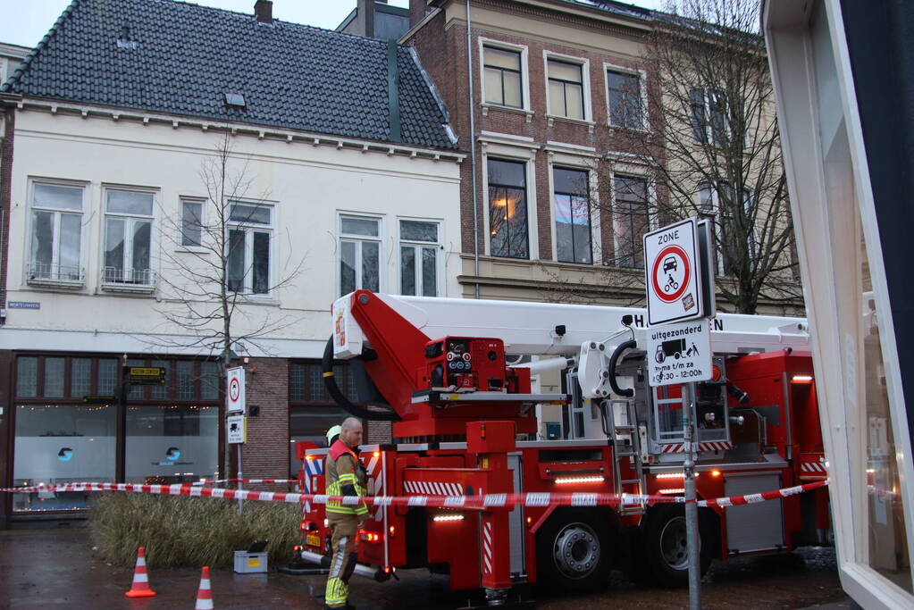 Dakrand dreigt te vallen door storm