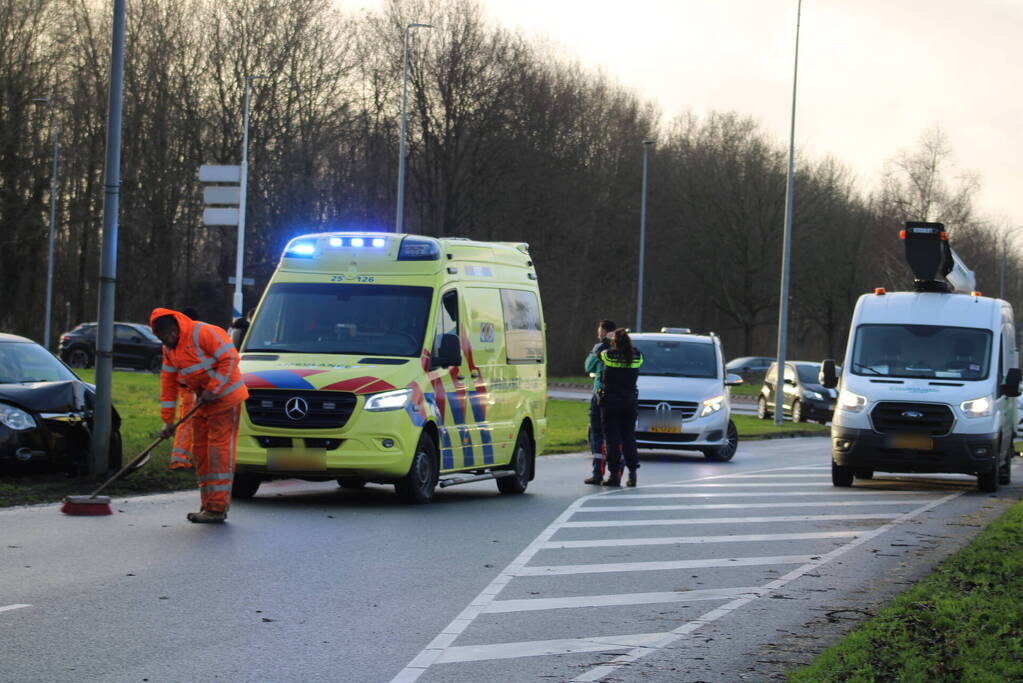 Bestuurster botst frontaal tegen lantaarnpaal