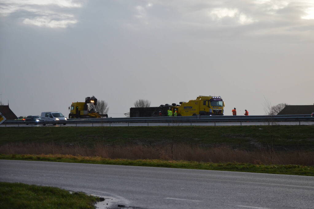 Berging gekantelde vrachtwagen in volle gang