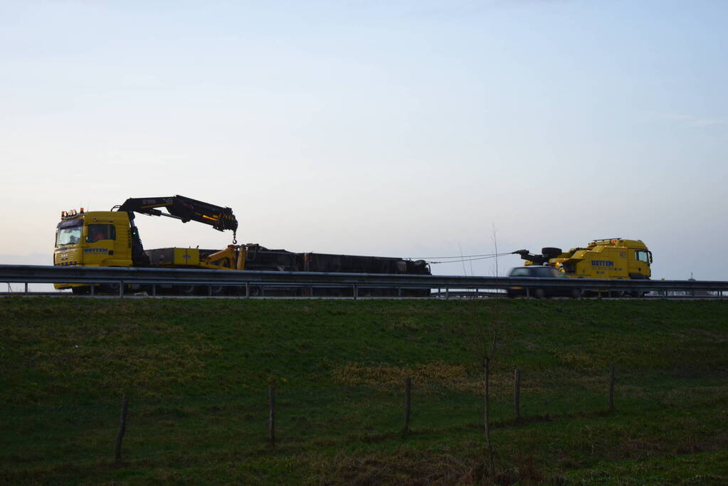 Berging gekantelde vrachtwagen in volle gang