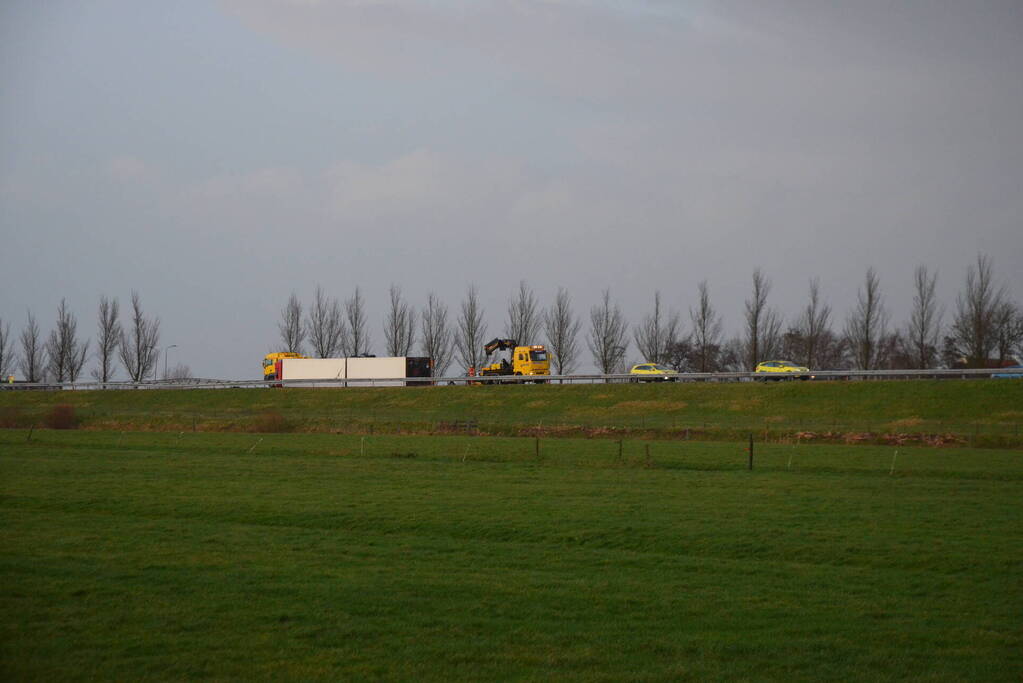 Berging gekantelde vrachtwagen in volle gang
