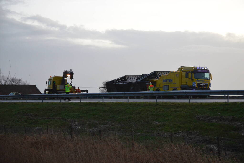 Berging gekantelde vrachtwagen in volle gang