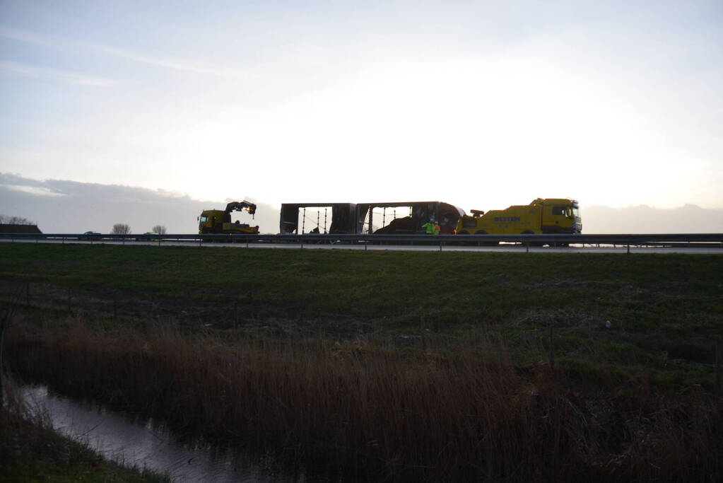 Berging gekantelde vrachtwagen in volle gang