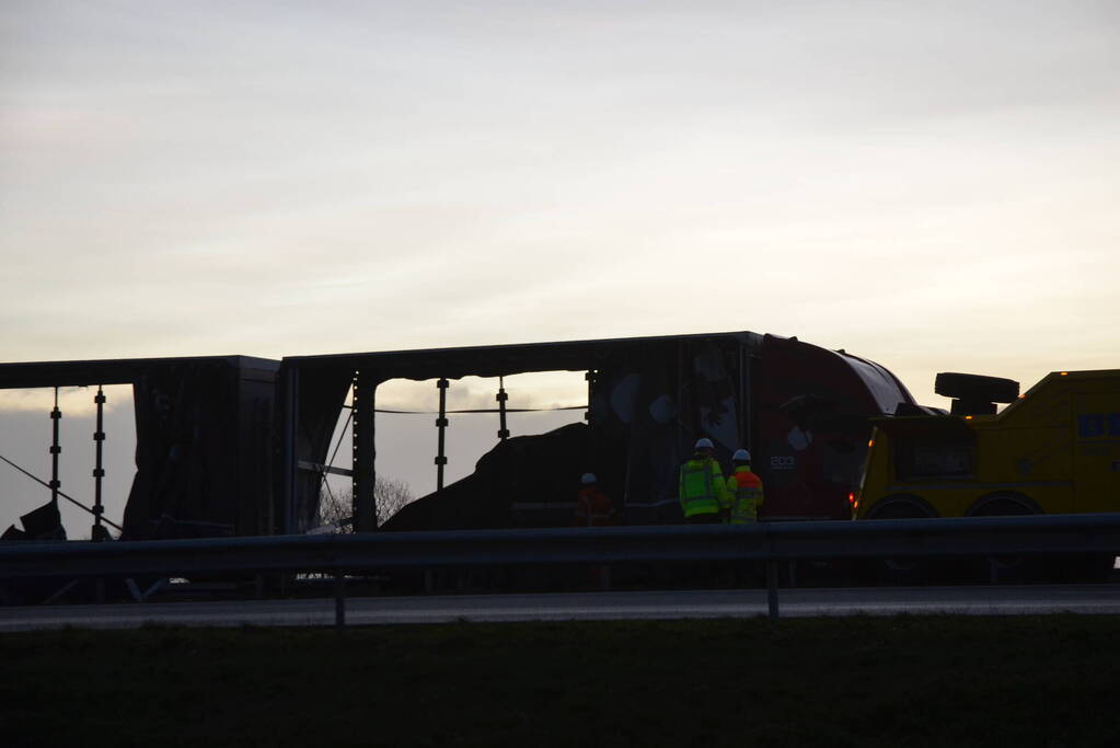 Berging gekantelde vrachtwagen in volle gang