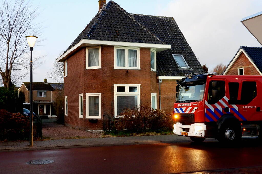Brandweer verwijdert stellage en zonnepanelen van dak