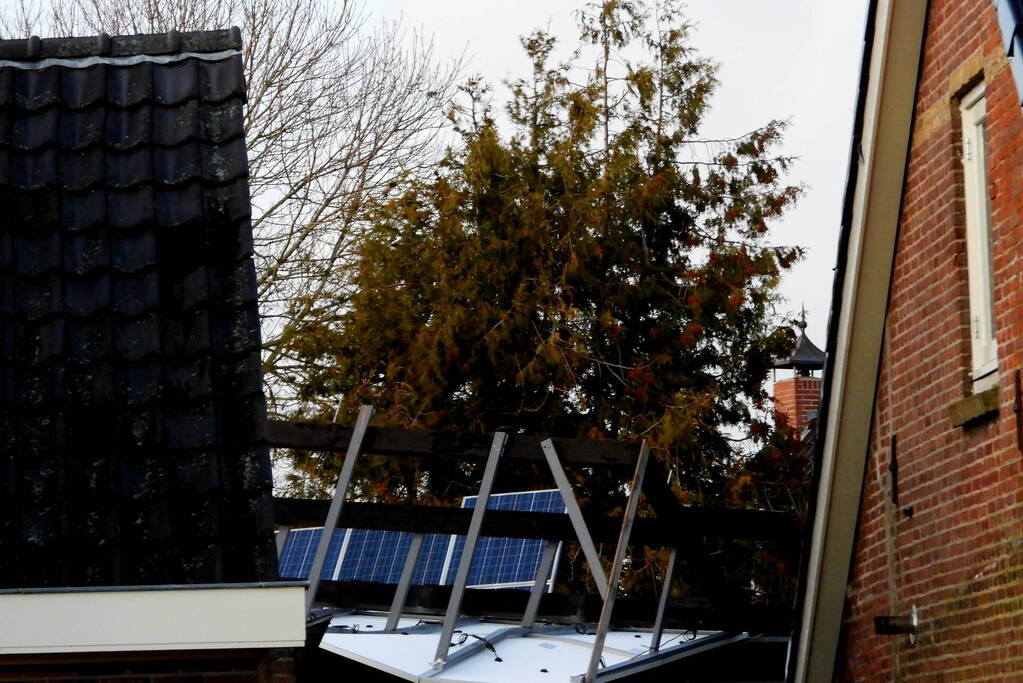 Brandweer verwijdert stellage en zonnepanelen van dak