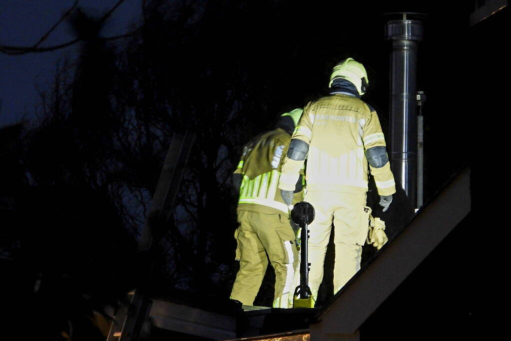 Brandweer verwijdert stellage en zonnepanelen van dak