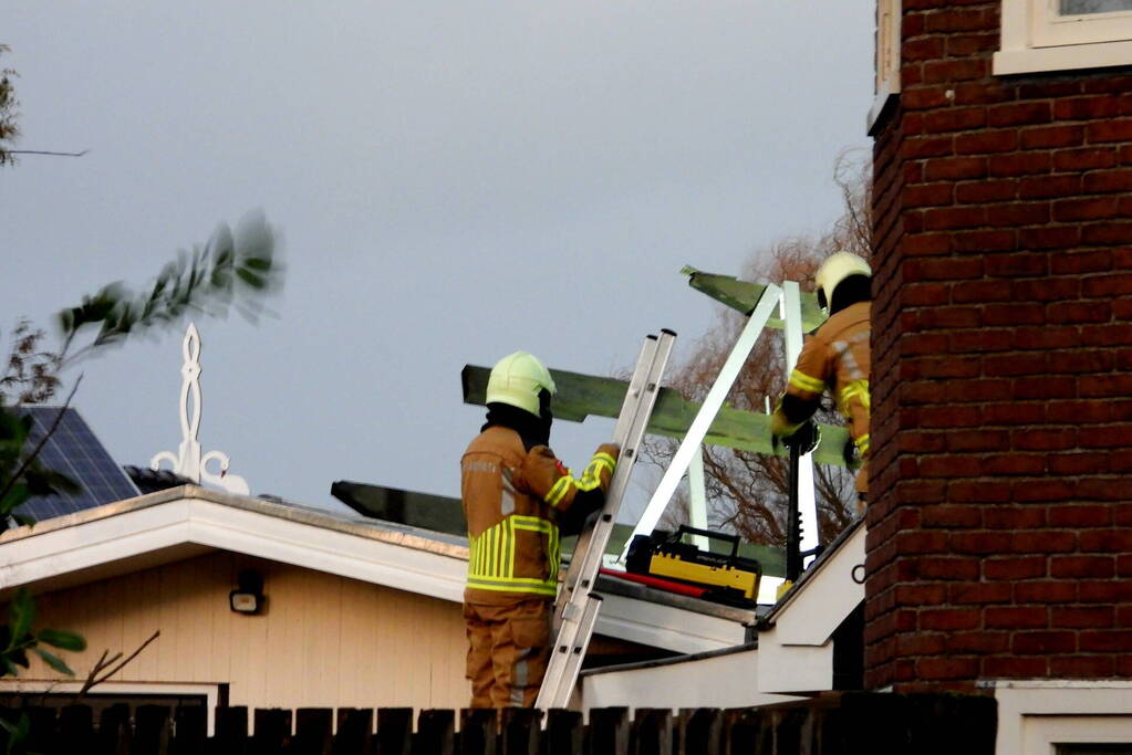 Brandweer verwijdert stellage en zonnepanelen van dak
