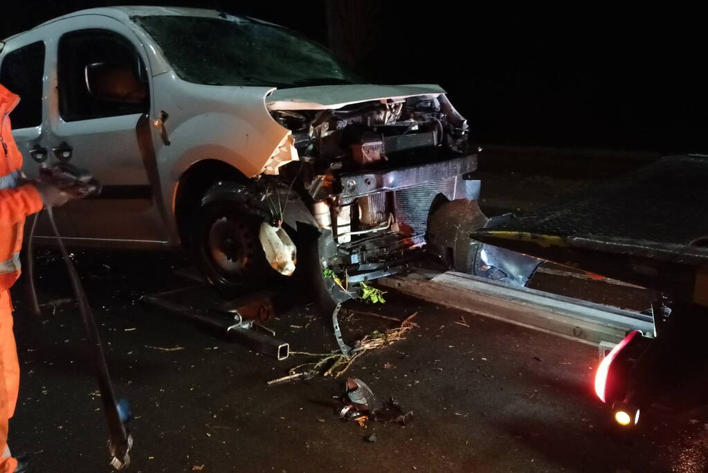 Voertuigen zwaar beschadigd door omgevallen boom