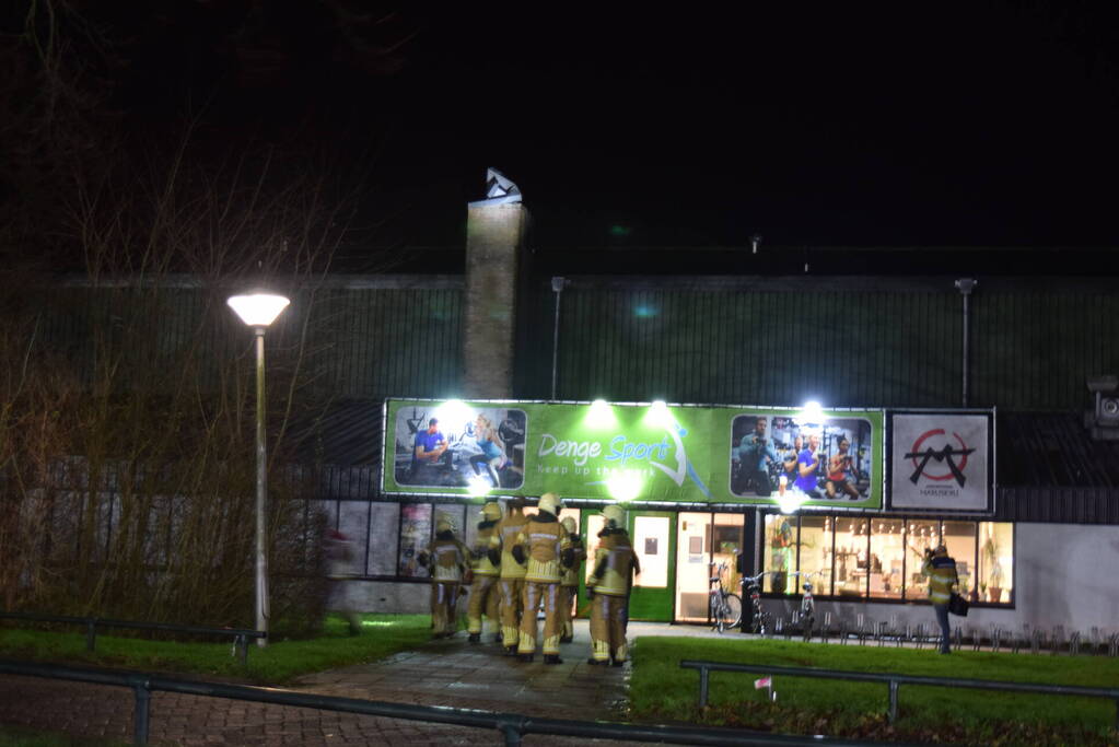 Schoorsteenkap sportschool kapot door harde wind