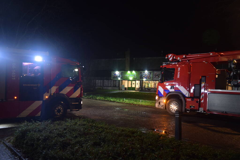 Schoorsteenkap sportschool kapot door harde wind