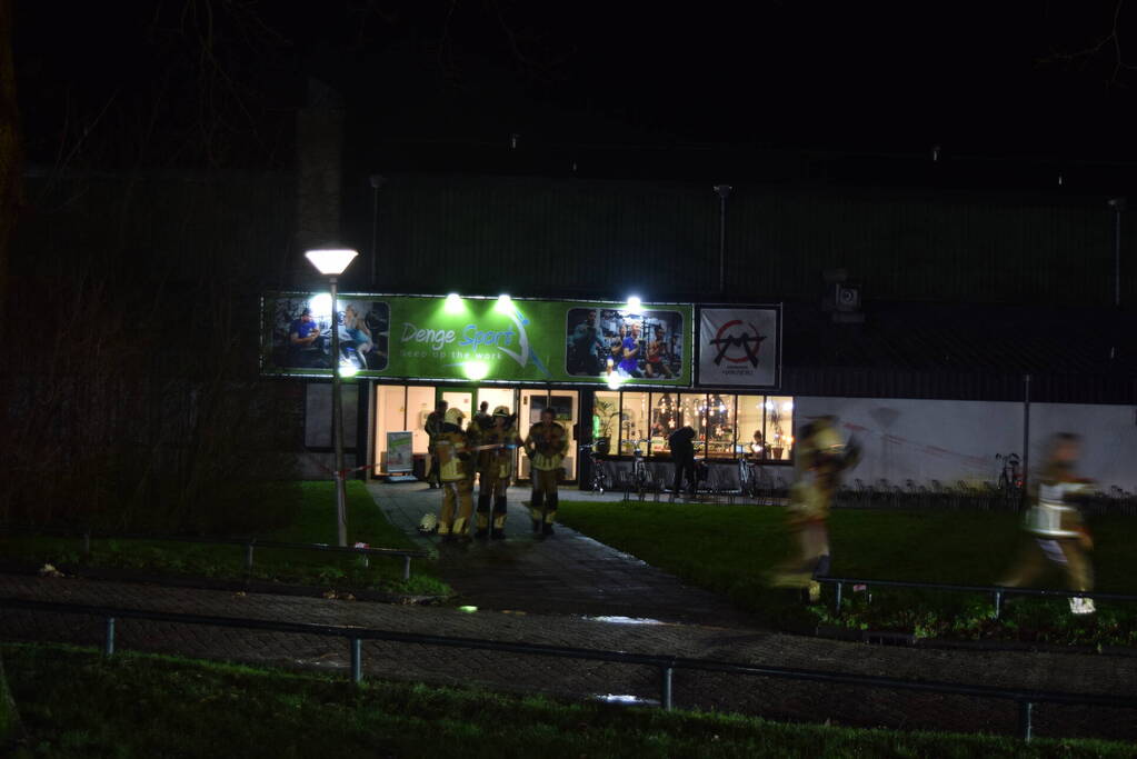 Schoorsteenkap sportschool kapot door harde wind