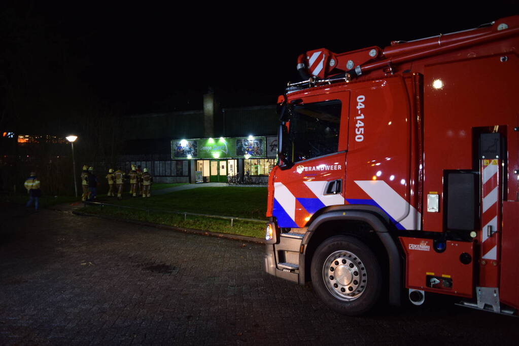 Schoorsteenkap sportschool kapot door harde wind