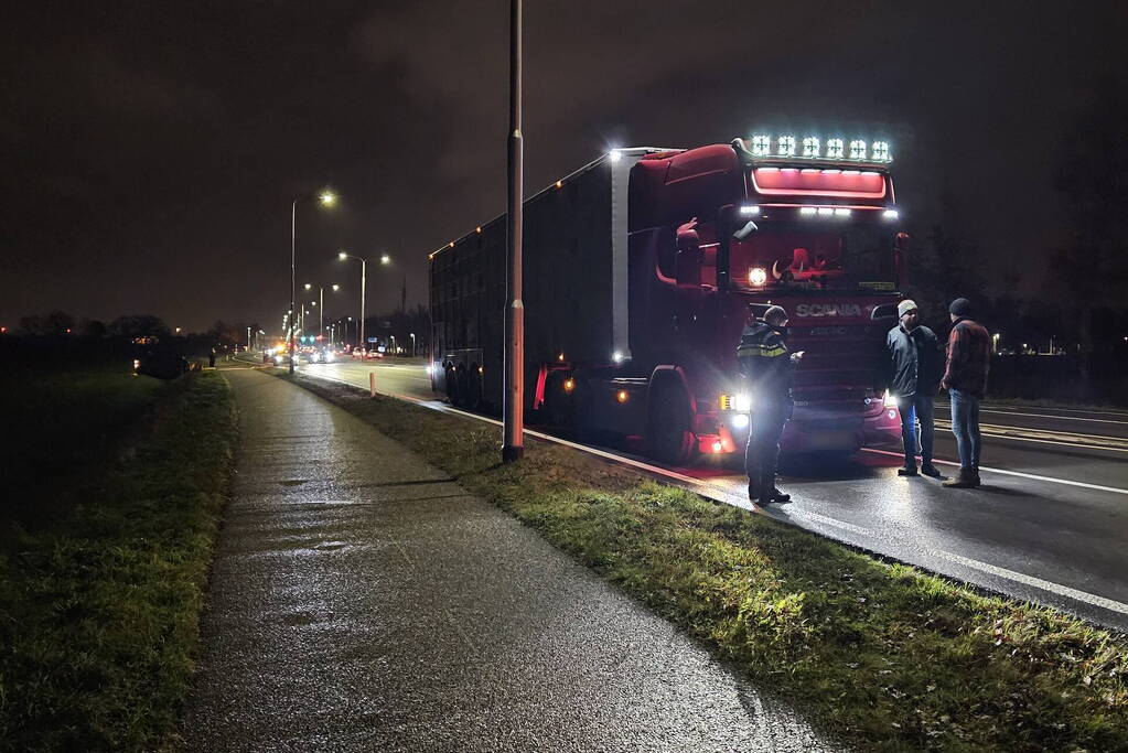 Auto belandt op zijkant in sloot na botsing met vrachtwagen