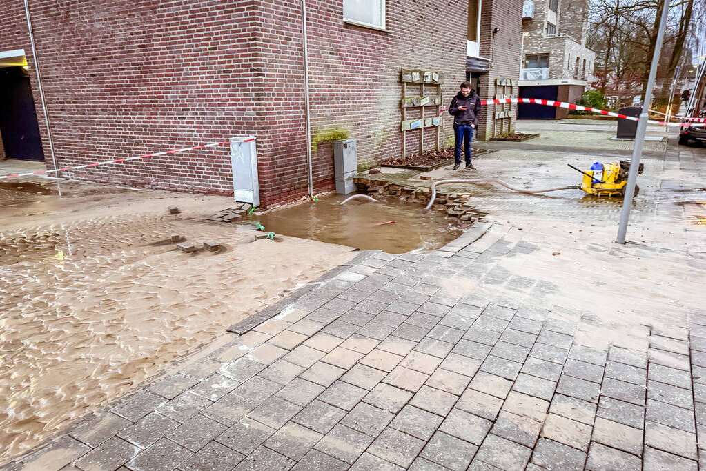 Straat blank door waterleidingbreuk