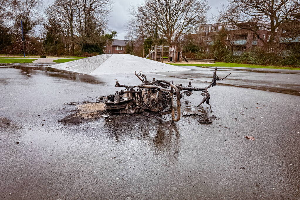 Scooter brandt volledig uit op skatepark