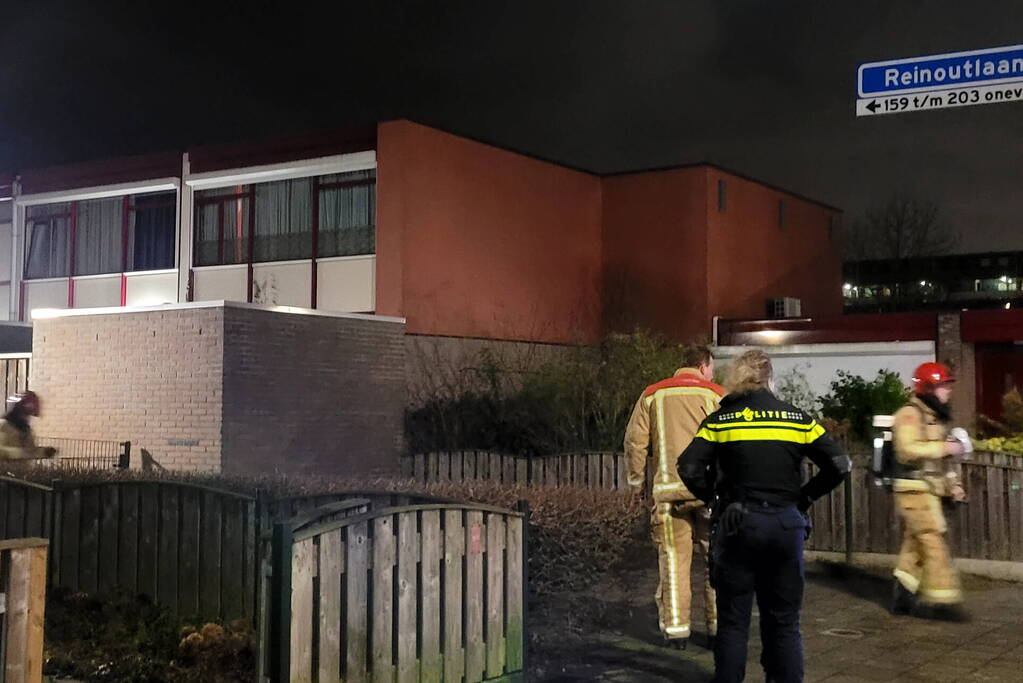 Brandweer redt persoon uit brandende woning