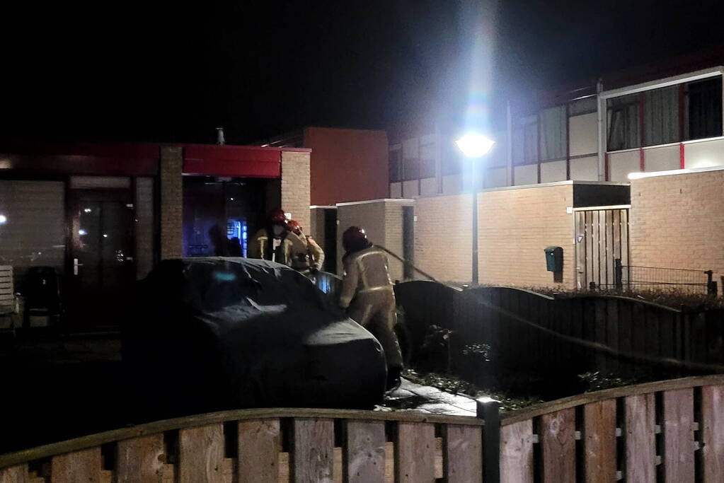 Brandweer redt persoon uit brandende woning